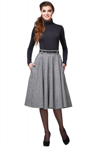 These classy handmade knee length plaid skirts flaunt eight tailor made panels, each pleated at the hem. Displaying two made to measure vertical front pockets and a custom made concealed zipper on the side left, these bespoke formal skirts flaunt ruffled hems.

