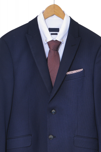 These men's dark blue sailor-inspired blazer are tailor made in a fine wool and tweed and cut to a slim fit, featuring single breasted button closure and notch lapels. 