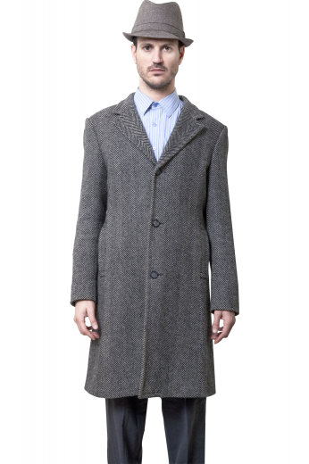 This men's grey coat is tailor made in a fine wool and tweed and cut to a slim fit, featuring a single breasted button closure, welt pockets, and edge stitched lapels. 