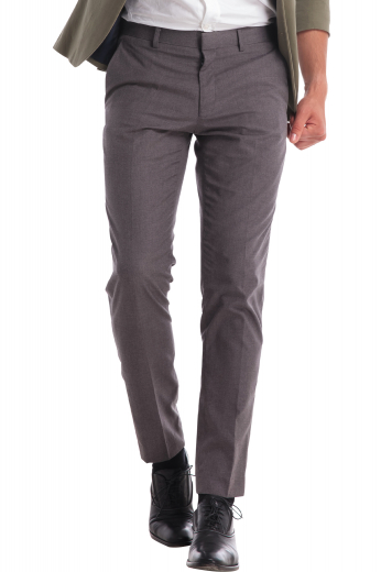 This men's classic grey pant is tailor made in a fine wool blend and cut to a slim fit, featuring slash pockets, extended belt loops, and a flat front pleat. It is sure to become a classic staple for your office wardrobe.