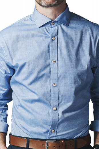 This men's slim cut blue shirt is a classic wardrobe staple, tailor made in a fine linen blend and featuring an ainsley collar and rounded barrel cuffs. 