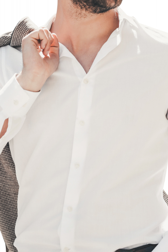 This men's white, full-sleeve button down is tailor made in a fine blend and cut to a slim fit, featuring rounded barrel cuffs and an ainsley collar, perfect for office wear.