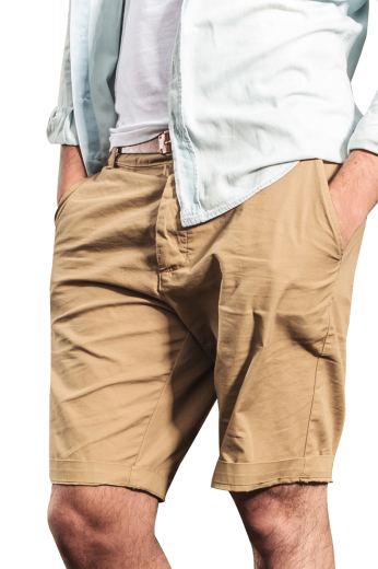 These camel coloured khaki shorts are tailor made in a fine wool blend and cut to a slim fit, featuring slash pockets and extended belt loops, perfect for casual wear. 