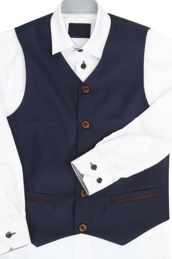 This men's slim cut vest is tailor made in a wool blend with a single breasted closure, featuring a v neck. It is perfect for all occasions. 