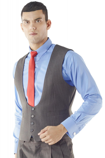 Add some flair to your style with this English traditional custom made U-front waistcoat. Cut to a slim fit, this striking 4-button layering made to measure waistcoat features a low gorge lapel, bespoke standard cloth back and welted pockets.