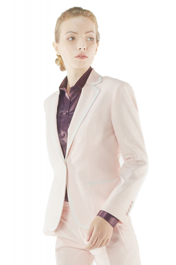 Sexy single breasted formal blazers with short length. These tailored salmon pink blazers put on view four handmade fabric covered buttons on sleeves cuffs and one tailor made front button to close. They incorporate gorgeous made to measure double piped pockets and notch lapel collars. Thorough white lining around the edges of collars, pockets and jackets. These all season jackets can be custom-made with wrinkle free fabrics.
