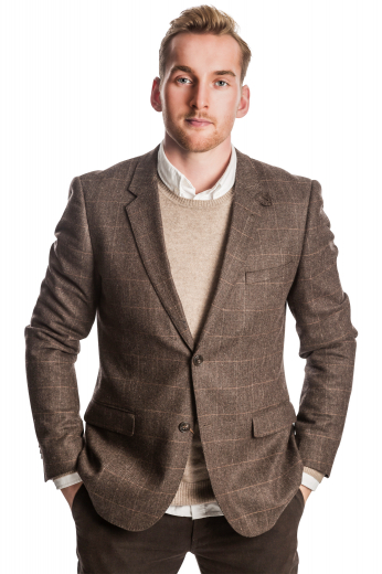 This elegant handmade copper brown plaid jacket for men is made with high-quality Mohair wool. Dramatically designed by skilled weavers at My Custom Tailor, this slim fit jacket stuns with two lower pockets with flaps and one upper welt pocket. This made to order jacket is an amalgamation between style and sophistication. It dons a classy look with notch lapels and two buttons for front closure to its credit. It is a must have single breasted jacket that can accompany you through all formal events. 