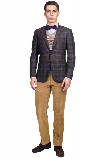 This men's custom made caramel trouser is tailor made in a fine wool blend and cut to a slim fit, featuring slash pockets, extended belt loops and a flat front pleat. It is a classic option for your formal occasions!