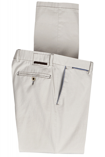 This men's custom made pale cream trouser is tailor made in a fine wool blend and cut to a slim fit, featuring slash pockets, extended belt loops and a flat front pleat. It is a fantastic option for your everyday wardrobe!