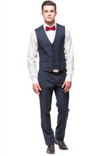 This men's navy pant is tailor made in a fine wool blend and cut to a slim fit, featuring slash pockets and a flat front pleat. 