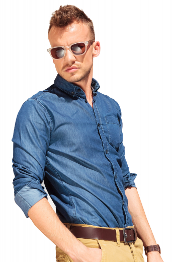 This men's chambray denim shirt is tailor made in a fine italian linen and cut to a slim fit, featuring an ainsley collar and rounded barrel cuffs. It is a perfect casual wardrobe staple, made to fit you perfectly.