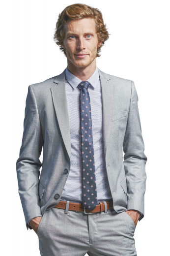 This leek men's pant suit is tailor made in a slim cut, featuring a single breasted button closure and slash pockets. It is perfect for all formal occasions.