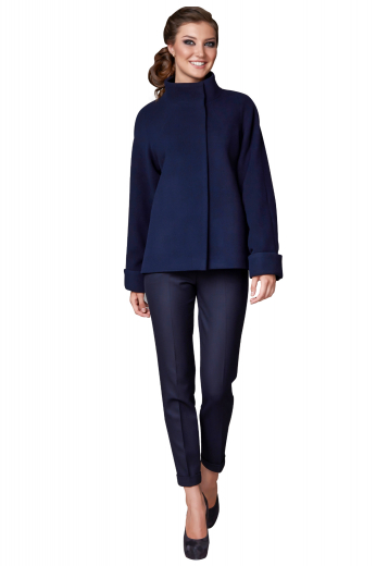 This women's tailor made coat featured a single breasted closure. It is draped in a cape style, a great trendy option for this winter!